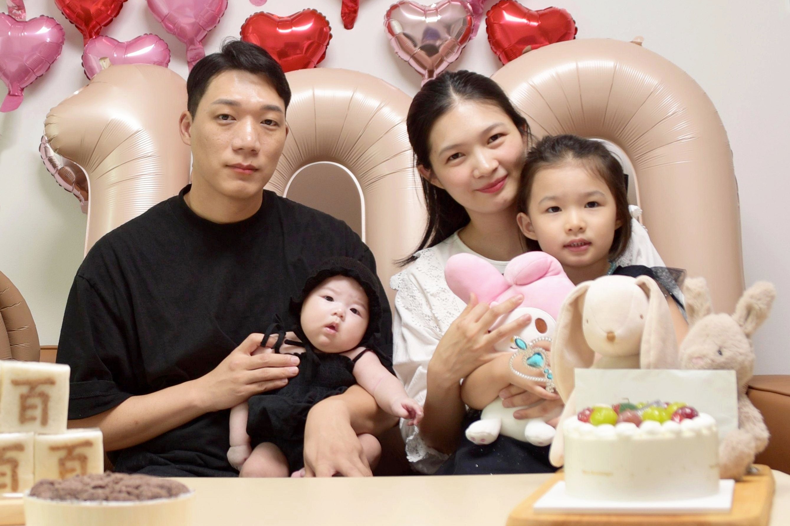 1. 정호진 한화갤러리아 과장(왼쪽) 가족 사진.jpg